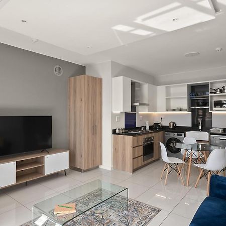 The Median Rosebank Luxury Apartment - Building With Generator 요하네스버그 외부 사진