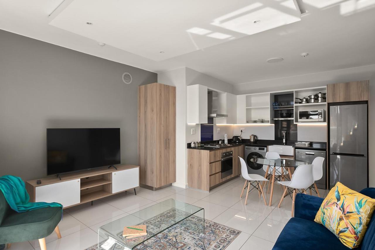 The Median Rosebank Luxury Apartment - Building With Generator 요하네스버그 외부 사진
