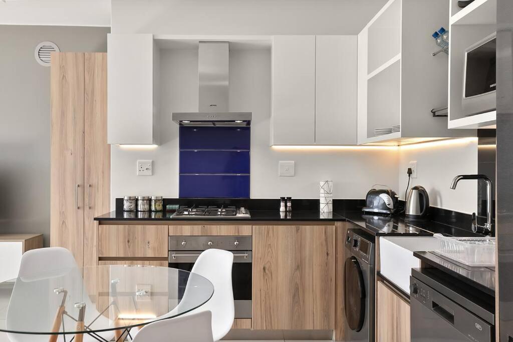 The Median Rosebank Luxury Apartment - Building With Generator 요하네스버그 외부 사진