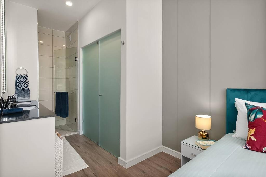 The Median Rosebank Luxury Apartment - Building With Generator 요하네스버그 외부 사진