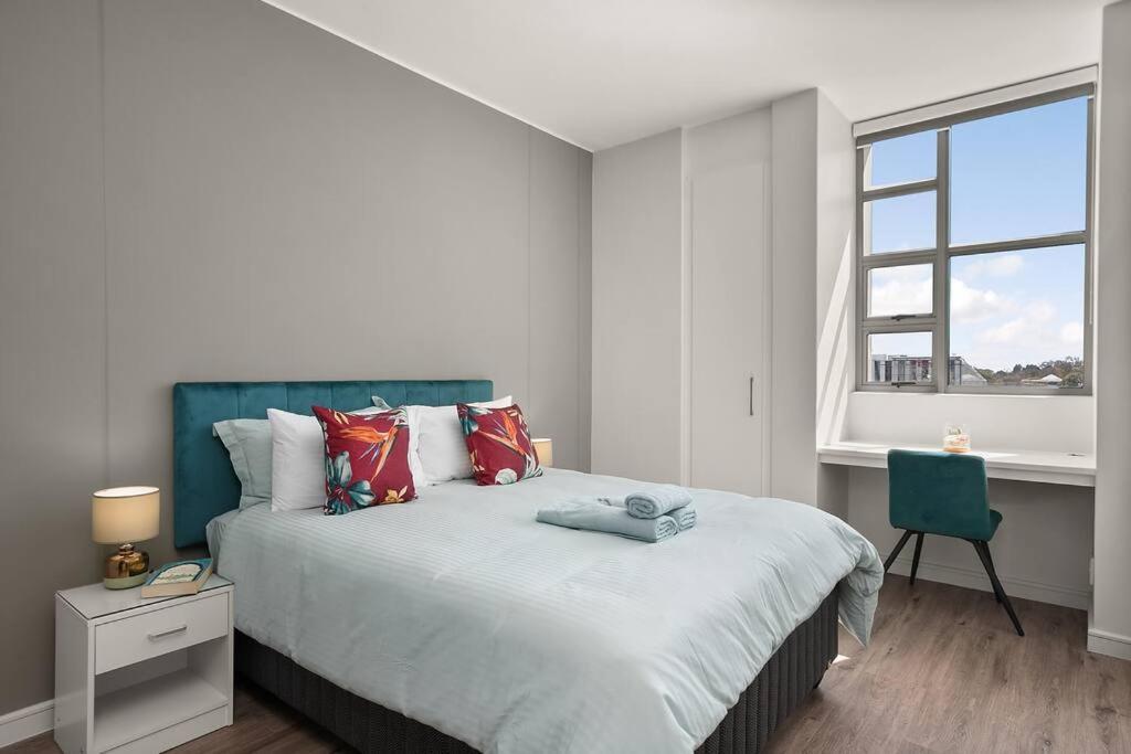 The Median Rosebank Luxury Apartment - Building With Generator 요하네스버그 외부 사진