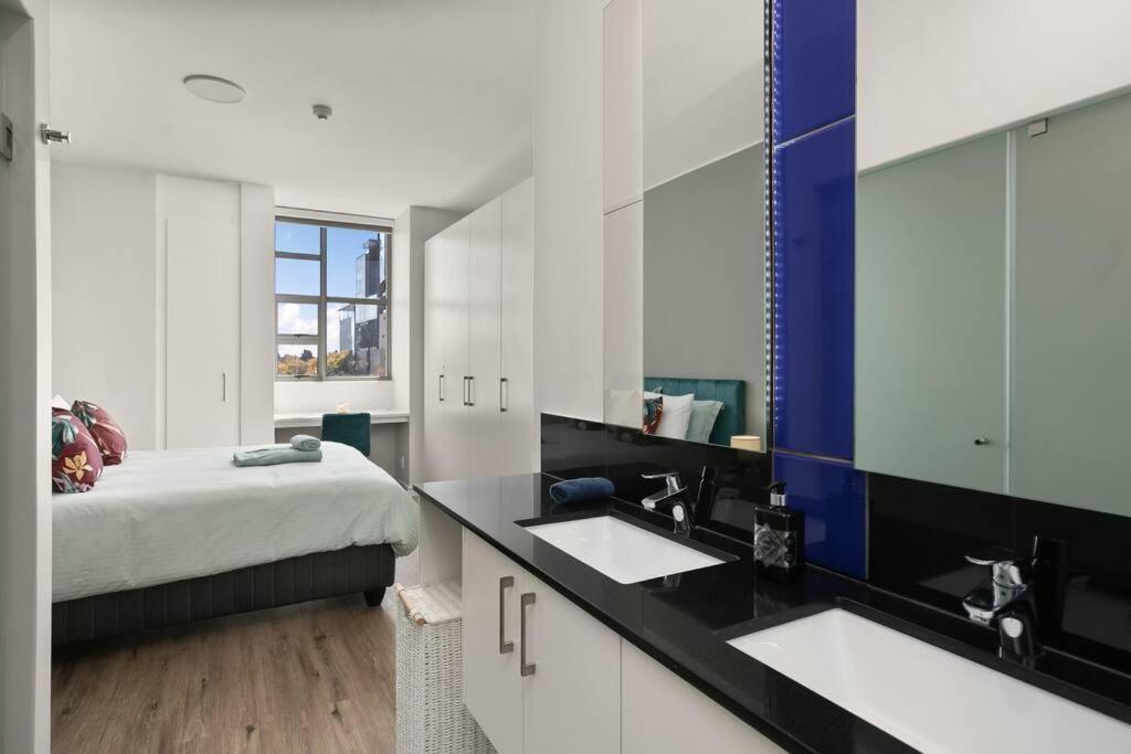 The Median Rosebank Luxury Apartment - Building With Generator 요하네스버그 외부 사진