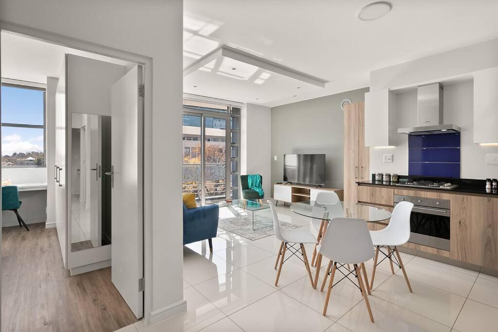The Median Rosebank Luxury Apartment - Building With Generator 요하네스버그 외부 사진