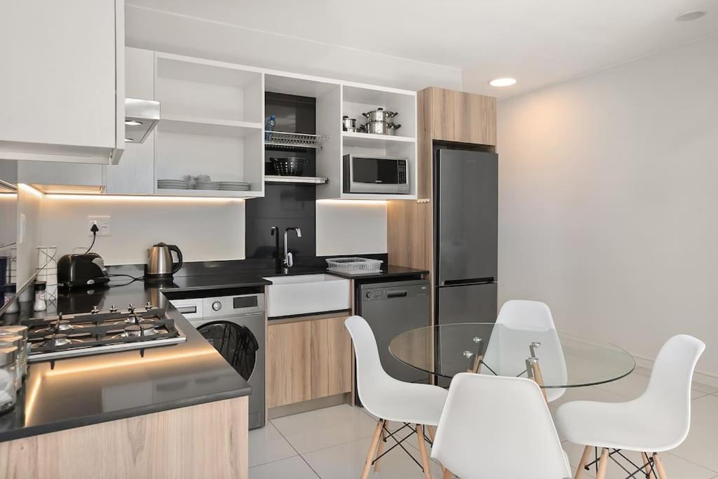 The Median Rosebank Luxury Apartment - Building With Generator 요하네스버그 외부 사진