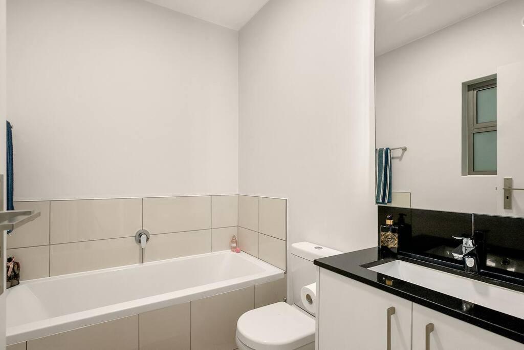 The Median Rosebank Luxury Apartment - Building With Generator 요하네스버그 외부 사진