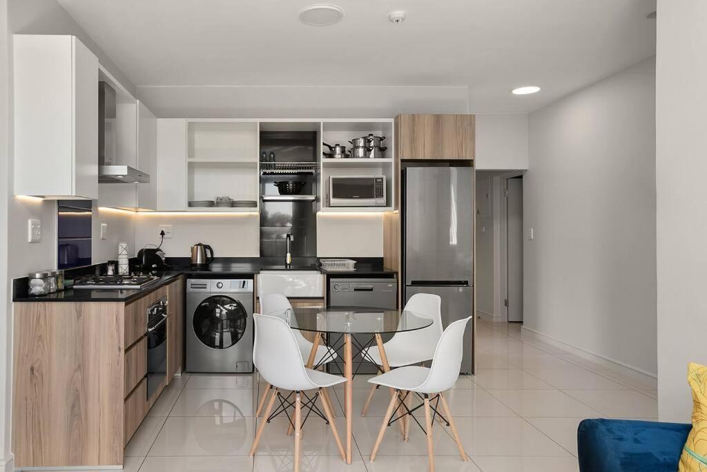 The Median Rosebank Luxury Apartment - Building With Generator 요하네스버그 외부 사진