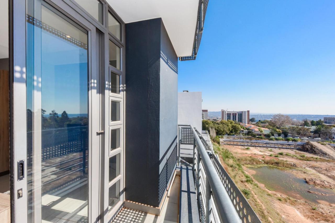 The Median Rosebank Luxury Apartment - Building With Generator 요하네스버그 외부 사진