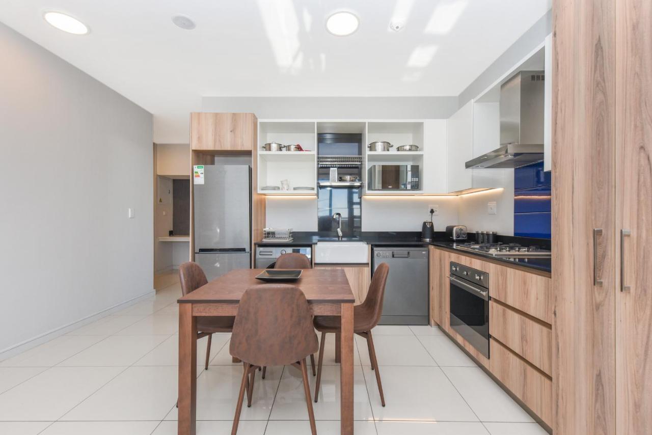 The Median Rosebank Luxury Apartment - Building With Generator 요하네스버그 외부 사진