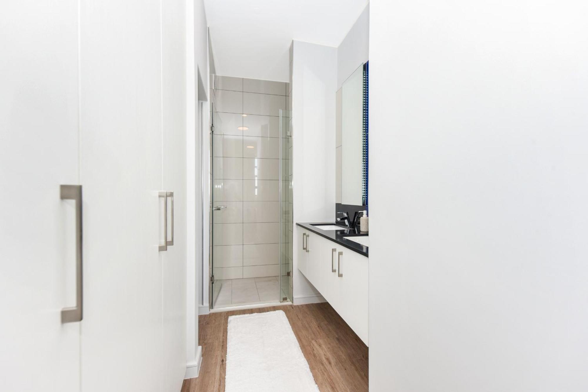 The Median Rosebank Luxury Apartment - Building With Generator 요하네스버그 외부 사진