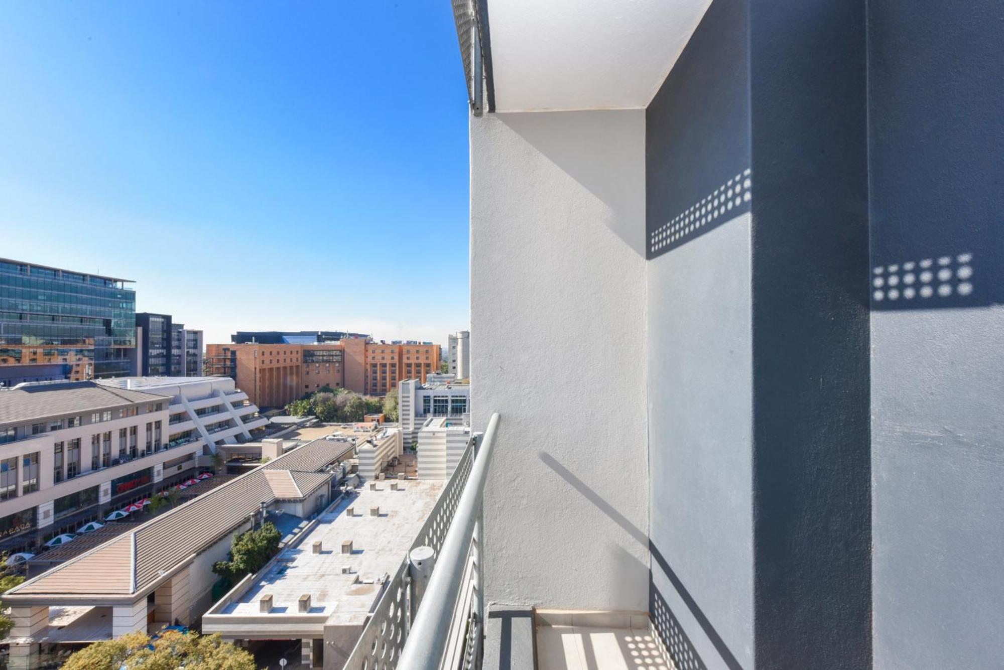 The Median Rosebank Luxury Apartment - Building With Generator 요하네스버그 외부 사진