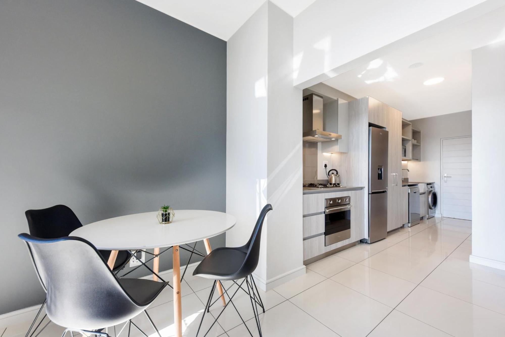 The Median Rosebank Luxury Apartment - Building With Generator 요하네스버그 외부 사진