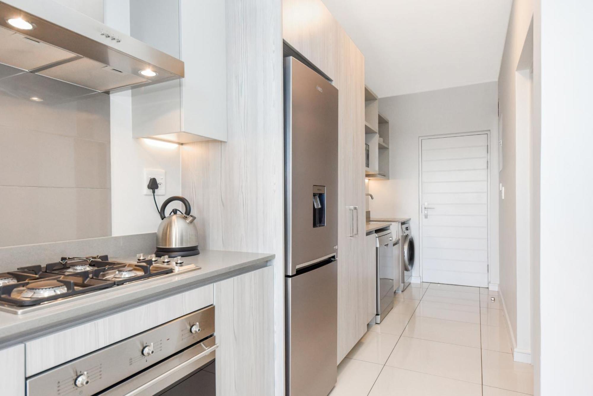 The Median Rosebank Luxury Apartment - Building With Generator 요하네스버그 외부 사진