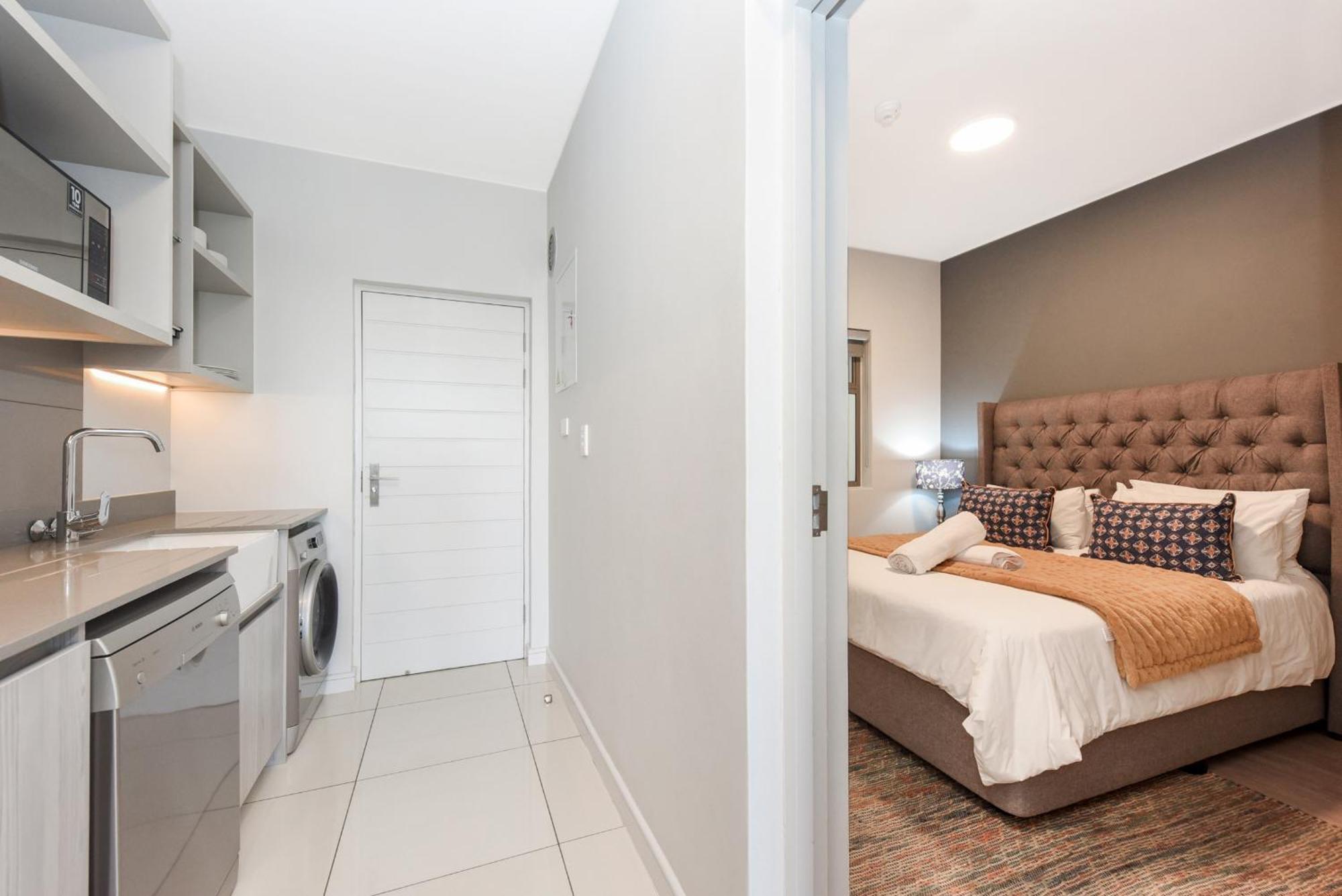 The Median Rosebank Luxury Apartment - Building With Generator 요하네스버그 외부 사진