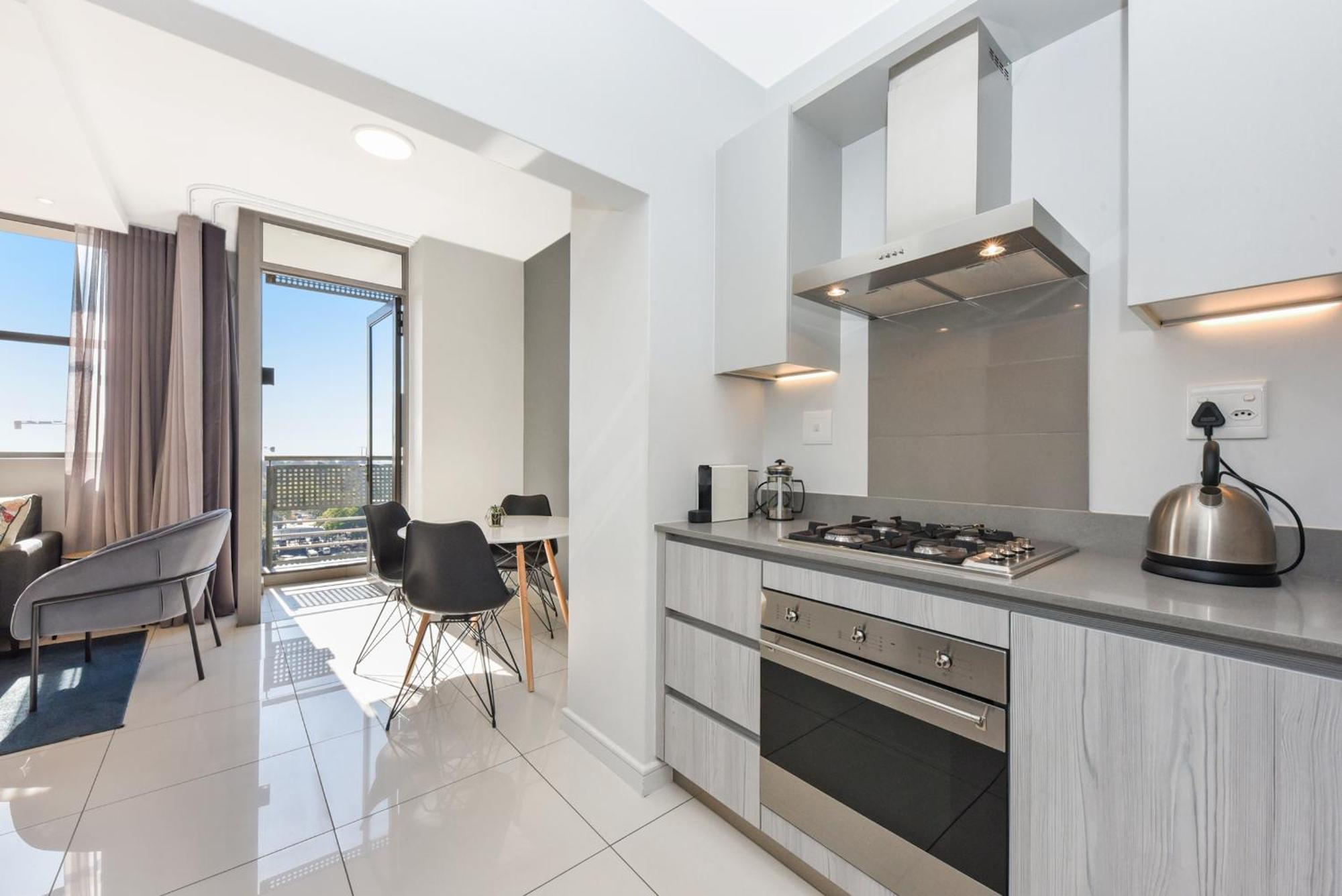 The Median Rosebank Luxury Apartment - Building With Generator 요하네스버그 외부 사진