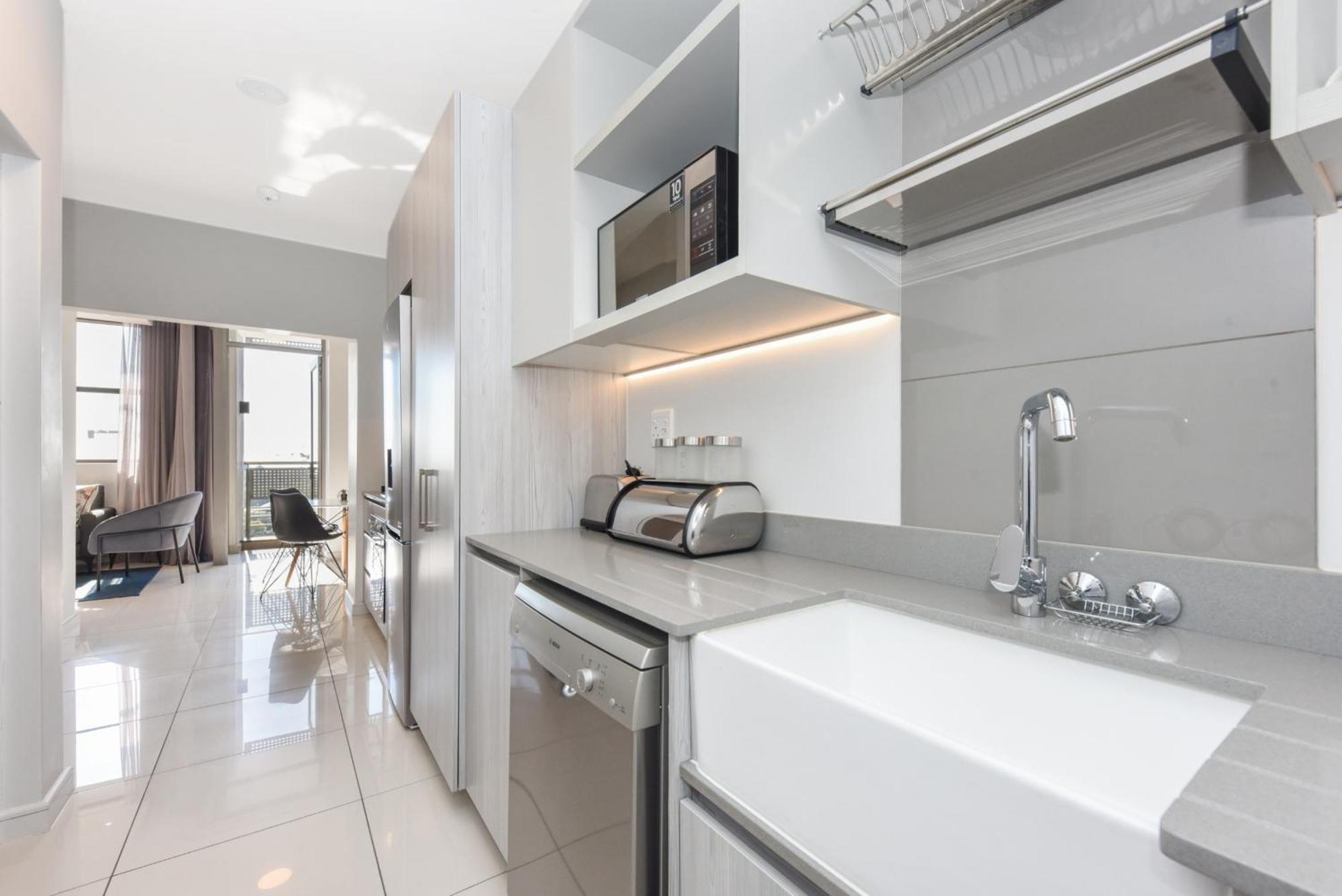 The Median Rosebank Luxury Apartment - Building With Generator 요하네스버그 외부 사진