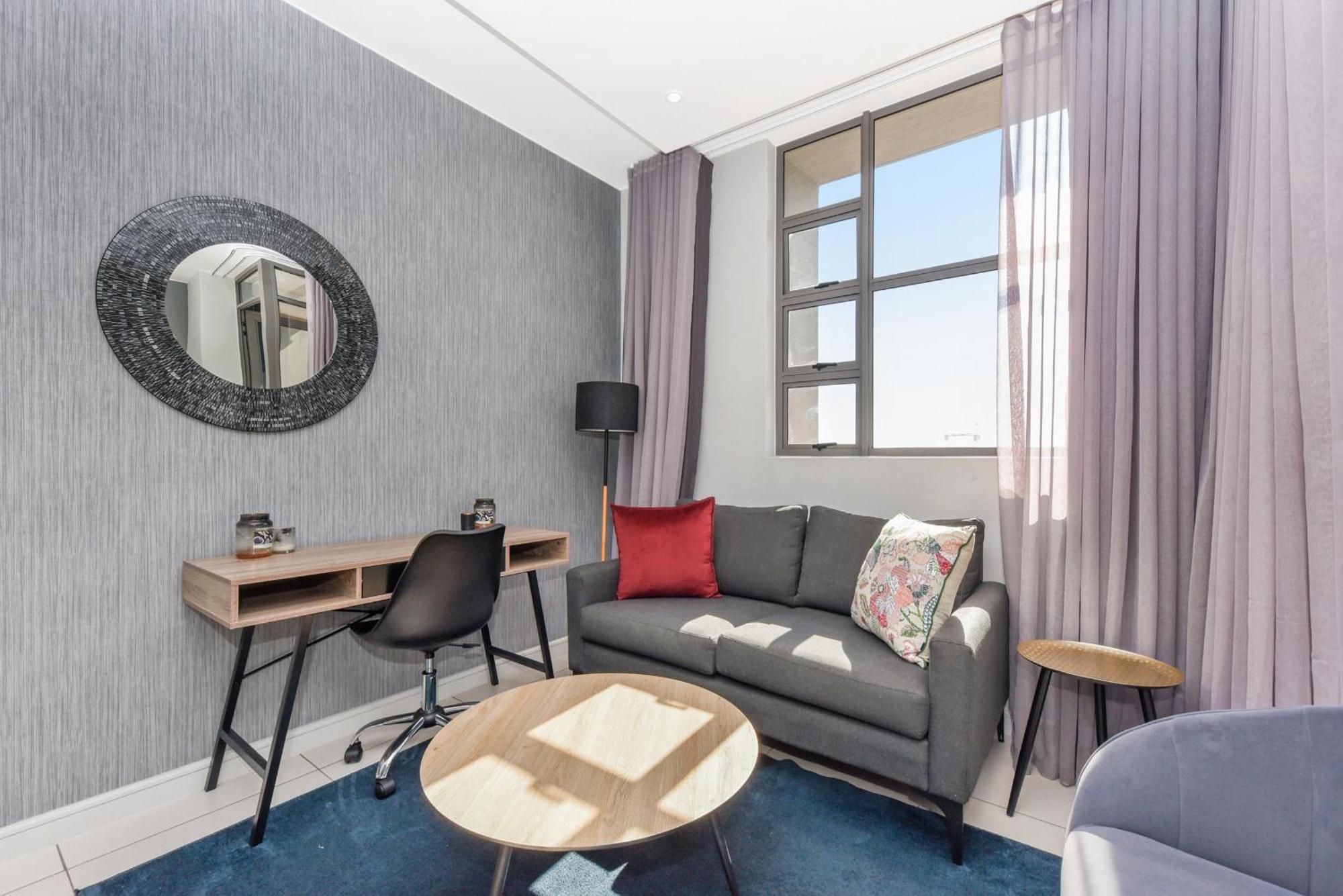 The Median Rosebank Luxury Apartment - Building With Generator 요하네스버그 외부 사진